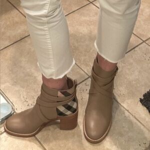 🌺Burberry New Pryle Tan Ankle Boot🌺🌺